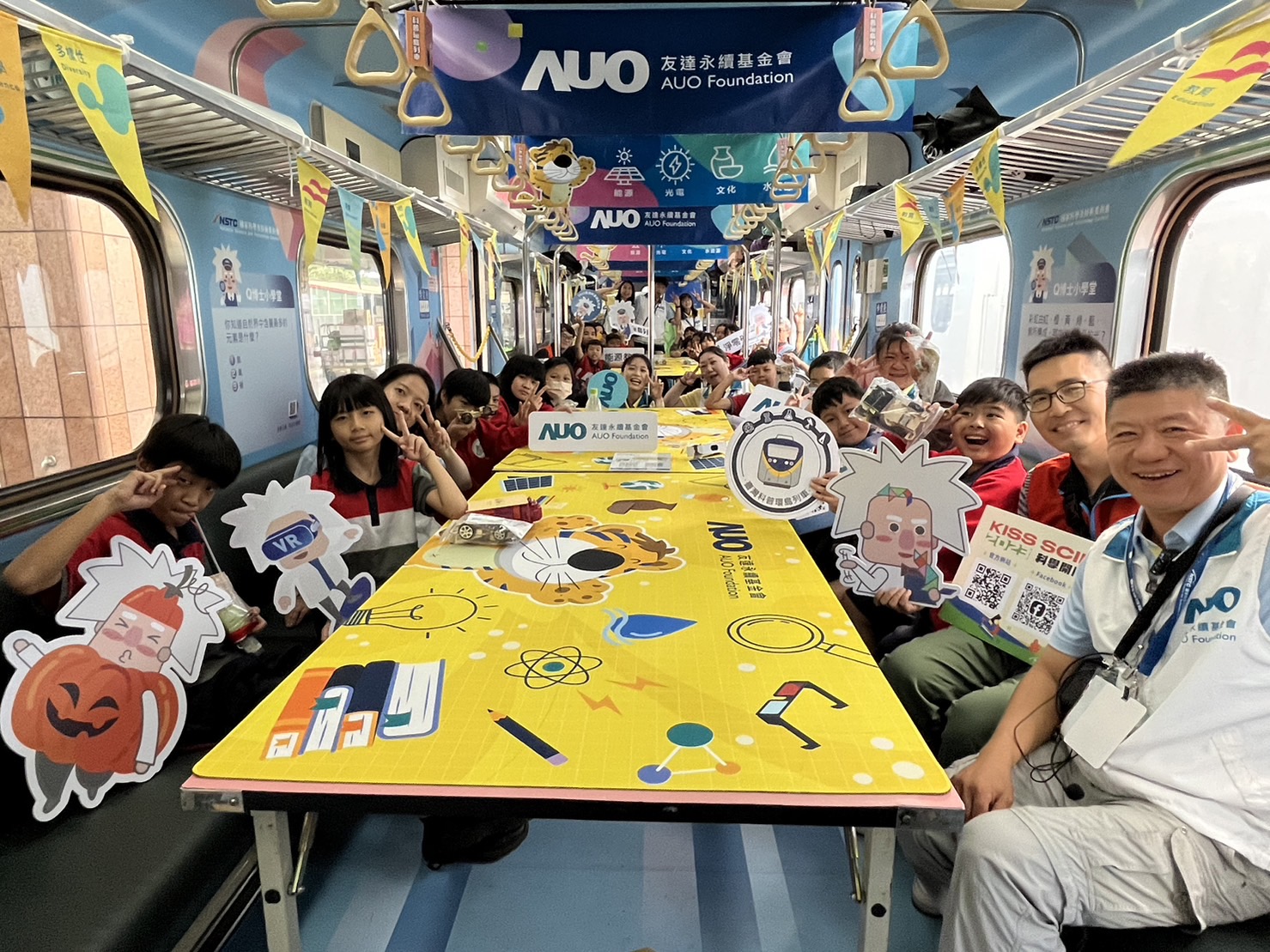 彩虹多多永續基金會參與「臺灣科普環島列車」，設計基礎科學車廂課程，以「淨零碳排和永續能源」為主題，讓學生透過創意實驗認識淨零知識，以及思考生活中的減碳行為