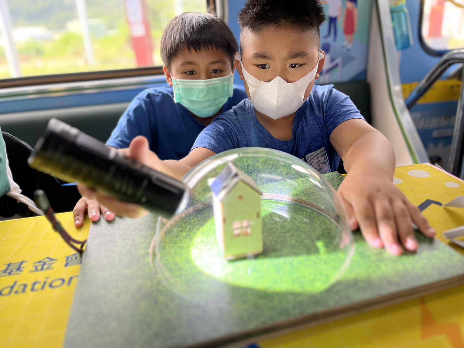 彩虹多多參與基礎科學主題車廂，以STEAM教學精神，設計「逐日科學家」、「太陽能工程師」以及「淨零建築師」三大能源科普課程和實驗