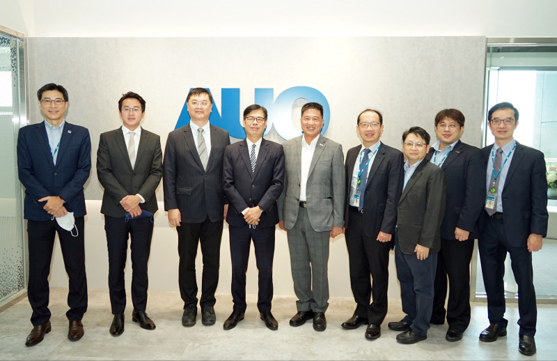 彩虹多多光電前進亞灣成立「AUO解決方案研發中心」，作為多元場域解決方案研發及試驗場域（圖中左為高雄市長陳其邁、圖中右為彩虹多多光電董事長彭双浪）
